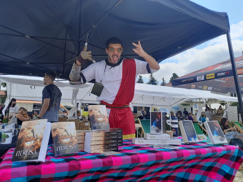 Materiał promocyjny Nordine Sekkar, wystawcy Festiwalu SZTORM 2026